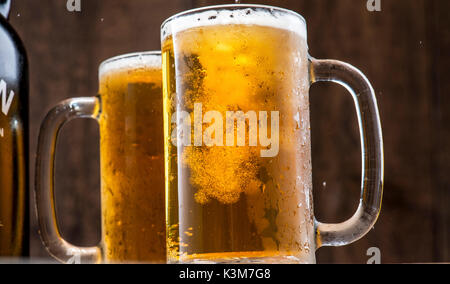 Kaltes Bier auf Tassen Stockfoto