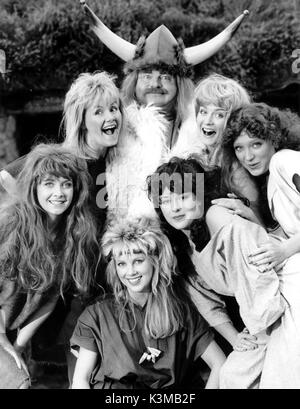 Die BENNY HILL SHOW [BR 1969 -1989] BENNY HILL [center] [L - R im Uhrzeigersinn von BH] VICTORIA REES, ALISON DEEGAN, SARA THROSEEL, Carla de WANSEY, LORRAINE DOYLE, SUE UPTON Datum: 1989 Stockfoto
