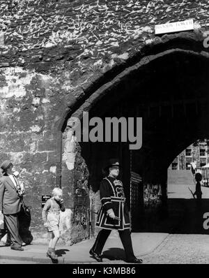 Der junge AUF DER BRÜCKE [BR1959] Ian Maclaine, [?] wiesen Weiß als Yeoman Warder Datum: 1959 Stockfoto