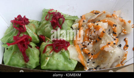 Frischen asiatischen Knödel, edamame Knödel und Schweinefleisch gefüllte Knödel mit Sesamsamen, Rettich und zerkleinerte Karotte Stockfoto