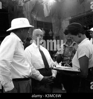 Der Mann, der zuviel wusste [USA 1956] [L - R] Assistant Director HOWARD JOSLIN, Direktor Alfred Hitchcock, Script Supervisor/Continuity Girl/Technischer Berater KONSTANZ WILLIS Datum: 1956 Stockfoto