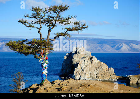 Baum der Wünsche auf Cape burhan der Insel Olchon am Baikalsee, Russland. Stockfoto
