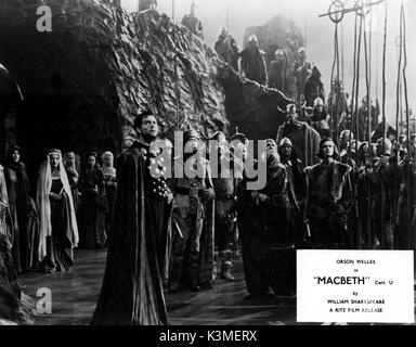 MACBETH [USA 1948] Orson Welles als MacBeth [Mitte, links], ERSKINE SANDFORD als Duncan, RODDY MCDOWALL [Rechts] Datum: 1948 Stockfoto