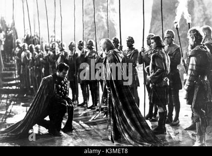 MACBETH [USA 1948] Orson Welles als MacBeth [kniend], ERSKINE SANDFORD als Duncan, RODDY MCDOWALL als Malcolm Datum: 1948 Stockfoto