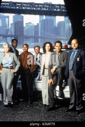 NYPD BLUE [US-TV-Serien 1993 - 2005] Andrea Thompson als Det. Jill Kirkendall, JAMES MCDANIEL als Leutnant Arthur Fancy, NICHOLAS TURTURRO als Det. James, GORDON CLAPP als Det. Greg Medavoy, KIM DELANEY als Det. Diane Russell, JIMMY SMITS als Det. Bobby Simone, Dennis Franz als Det. Andy Sipowicz Datum: 2005 Stockfoto