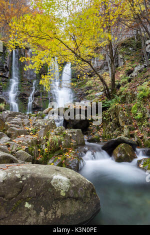 Dardagna Wasserfälle im Herbst, Corno alle Scale Regional Park, Lizzano in Belvedere, Emilia Romagna, Italien. Stockfoto