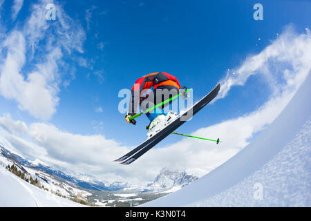 Winter-Blick auf die Seiser Alm mit einem Sprung von einem Hügel Skifahrer Bozen Provinz, Südtirol, Trentino Alto Adige, Italien, Europa Stockfoto