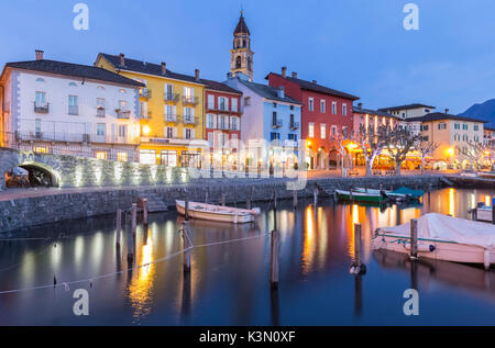 Blu Stunde am Hafen von Ascona, Lago Maggiore, Tessin, Schweiz. Stockfoto