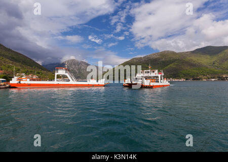 Fähre in die Bucht von Kotor aus Lepetane, um Kamenari, Bucht von Kotor, Montenegro Stockfoto