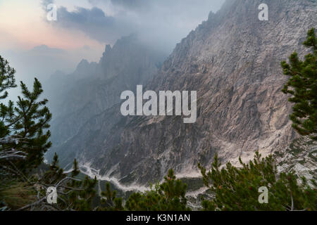 Europa, Italien, Venetien, Belluno, Monti del Sole, Dolomiten. Die beeindruckenden Val Pegolera vom Balkon mit Panoramablick der Bus de le Neole Gabel Stockfoto