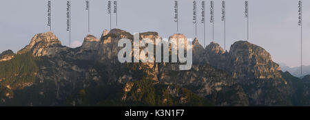 Belluno, Venetien, Italien, Dolomiti Bellunesi. Der südöstlichen Seite der Monti del Sole als vom Berg Peron bei Sonnenaufgang mit den Namen der Gipfel gesehen Stockfoto