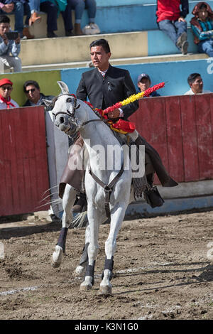 Juni 18, 2017, Pujili, Ecuador: torero in der Arena bringds sein Pferd zu einem kurzen Zwischenstopp Stockfoto