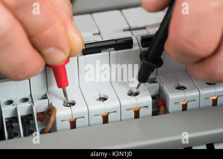 Nahaufnahme von einem Techniker Prüfen der Sicherung mit Multimeter Stockfoto