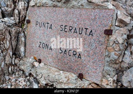 Am Anfang des monumentalen Zone von Punta Serauta Platte in Erinnerung an die Soldaten, die hier gekämpft. Marmolada, Dolomiten Stockfoto