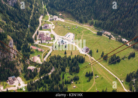 Malga Ciapela von der ersten Station der Seilbahn, Marmolada, Dolomiten Stockfoto