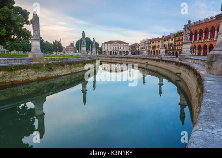 Europa, Italien, Venetien, Padua. Prato della Valle morgens in einer Ansicht Stockfoto