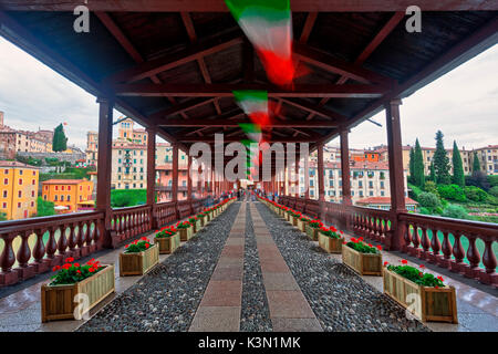 Der Ponte Vecchio (Alte Brücke) oder Ponte degli Alpini (alpini's Bridge) ist die überdachte hölzerne Pontoon Bridge von dem Architekten Andrea Palladio im Jahre 1569 entworfen. Die Brücke ist in Bassano del Grappa entfernt und war viele Male zerstört, das letzte Mal im Zweiten Weltkrieg. Die Brücke überspannt den Fluss Brenta. Stockfoto