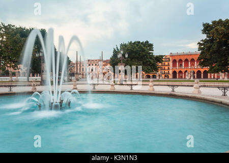 Prato della Valle, eines der Symbole von Padua ist eine große elliptische Platz durch eine grüne Insel in der Mitte gekennzeichnet, die so genannte Insel Memmia, durch einen Kanal umgeben. Eine Linie von 78 Figuren aus Stein, die die berühmten Bürger von Padua. An der Brücke finden Sie Statuen von Päpsten und Dogen und andere Personen, die sich besonders in der Geschichte von Padua bekannt sind. Stockfoto