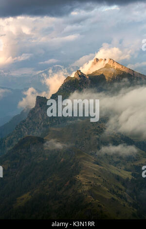 Pale di San Lucano, die grünen Bergrücken von Vanediei wie vom Campo Boaro in einem Sommer Tag der Wolken und Sonne, Agordino gesehen, Dolomiten Stockfoto