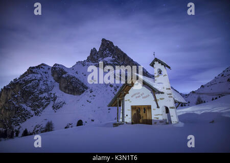 Europa, Italien, Venetien, Belluno. Alpine Kirche der Heimsuchung in einer Winternacht. Passo Falzarego, Dolomiten Stockfoto