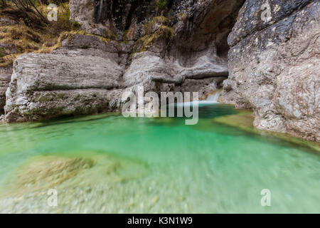 Erosion in die tiefe Schlucht durch das Wasser am Anfang des Val Pegolera, Monti del Sole, Dolomiti Bellunesi, Belluno, Venetien, Italien geschnitzt Stockfoto