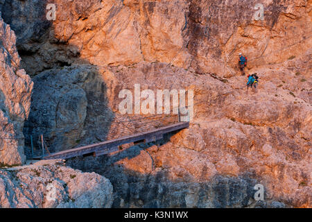 Europa, Italien, Venetien, Belluno. Zwei Wanderer in der Nähe der Hängebrücke mit Stahlseilen entlang der Kaiserjaeger Trail, Lagazuoi, Dolomiten Stockfoto