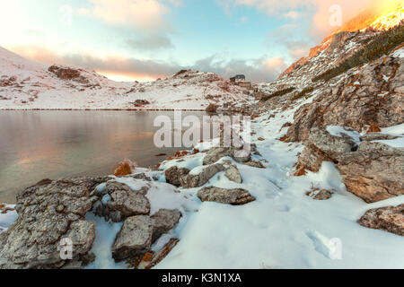 Winter Bild von Valparola mit gefrorenen See, im Hintergrund das Refugium der gleichen Namens. Dolomiten Stockfoto
