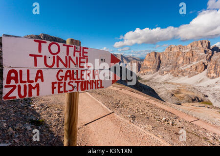 Mit der Wegbeschreibung zum Tunnel des Krieges Lagazuoi, Dolomiten zu erhalten. Heute ist es eines seiner Art, der längste unter den erhalten. Die italienische Galerie, 1100 m lang, wurde komplett restauriert und mit Treppen und stahlseil ausgestattet. Entlang wandern, können Sie sowohl die Fähigkeit des Soldaten, aber sie sehen auch bei solch extremen Schwierigkeiten hatte zu betreiben. Stockfoto