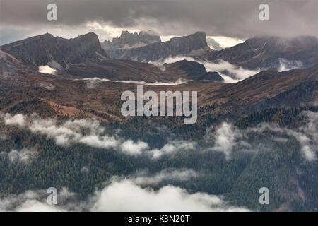 Europa, Italien, Venetien, Belluno. Passo Giau als vom Col di Lana mit Nuvolau und Ra Gusela, Croda da Lago, Lastoni von Formin und Cernera, Dolomiten gesehen Stockfoto