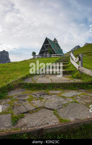 Kleine Holzkapelle auf den Wiesen bei Sonnenaufgang, Giau Pass, Dolomit, Veneto, Italien Stockfoto