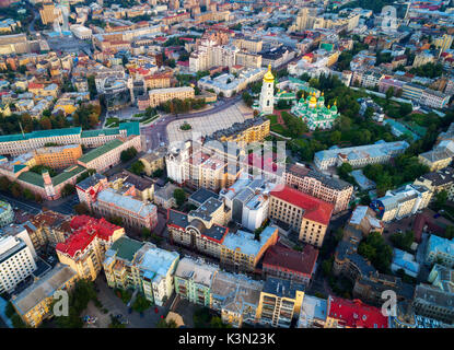 Luftaufnahme der Kiew, Ukraine. Ansicht von oben von Flying drone eines schönen Gebäuden, Straßen, Park bei Sonnenuntergang. Stadtbild. Luftbild der Innenstadt in Stockfoto