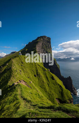 Kallur Leuchtturm, Kalsoy Island, Dänemark, Färöer Inseln. Stockfoto