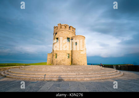 O'Brien's Tower, Cliffs of Moher, Doolin, County Clare, Provinz Munster, Irland, Europa. Stockfoto