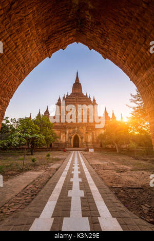 Bagan, Mandalay, Myanmar (Birma). Sulamani Pagode Eingang bei Sonnenaufgang. Stockfoto