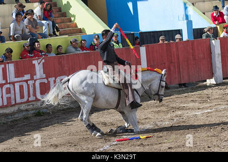 Juni 18, 2017, Pujili, Ecuador: torero in der Arena bringt, ist Pferd in die Knie wie ein Gruß an die Zuschauer Stockfoto