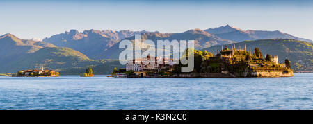 Borromäischen Inseln, Stresa, Lago Maggiore, Verbano-Cusio-Ossola, Piemont, Italien. Panoramablick auf die Inseln. Stockfoto