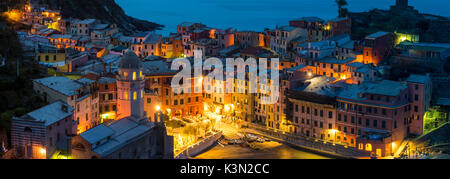 Vernazza, Cinque Terre, La Spezia, Ligurien, Italien. Panoramablick auf das Dorf in der Abenddämmerung. Stockfoto