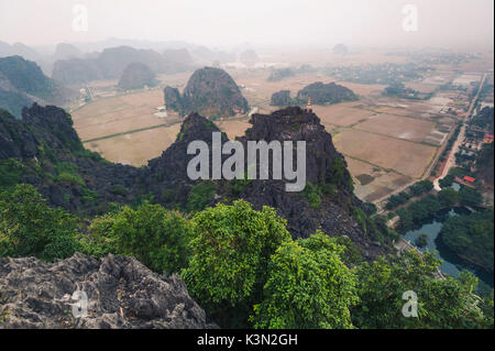 Ninh Binh, Northern Vietnam. Blick über den Karst Türme. Stockfoto