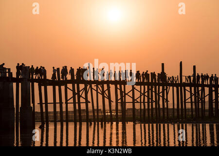 Amarapura, Mandalay, Myanmar. Silhouette Menschen zu Fuß auf die U-Bein bridge bei Sonnenuntergang. Stockfoto