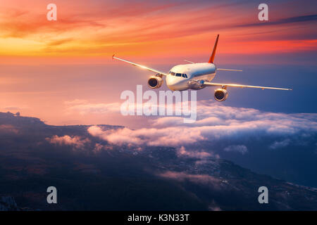 Passagier Flugzeug Fliegen Über Den Wolken Bei Sonnenuntergang