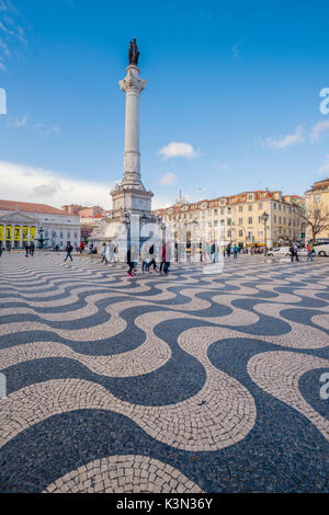 Lissabon, Portugal. Iconic wiegenden Fliesen der Platz Rossio Stockfoto
