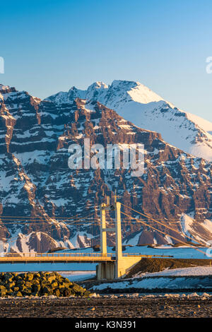 Jokulsarlon, Osten Island, Island. Die Brücke über die Lagune und die Berge im Hintergrund. Stockfoto