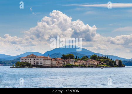 Blick auf die Isola Bella von der Küste von Baveno in einem Frühlingstag, Piemont, Italien. Stockfoto