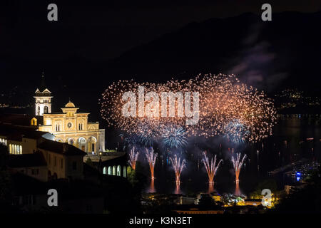 Feuerwerk über Locarno und Kirche der Madonna del Sasso, Kanton Tessin, Schweiz. Stockfoto