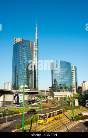 Mailand, Lombardei, Italien. Iconic Straßenbahn mit Porta Nuova Geschäftsviertel im Hintergrund. Stockfoto