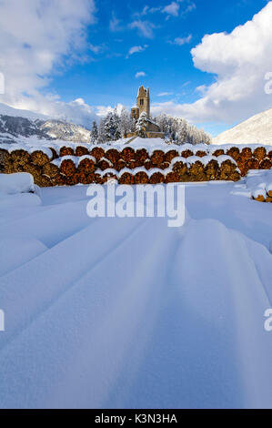 Trunks und alte Kirche in Celerina mit unberührten Schnee. Engadin, Schweiz, Europa Stockfoto