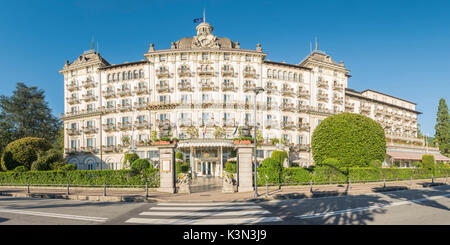 Stresa, Verbano-Cusio-Ossola, Piemont, Italien. Panoramablick auf die Vorderansicht des Grand Hotel des Iles Borromees. Stockfoto