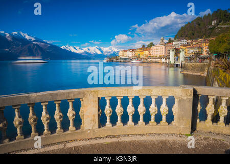 Bellagio, Comer See, Lombardei, Italien. Blick auf das Dorf aus dem Wasser im Winter. Stockfoto