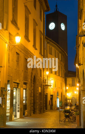 Orvieto, Perugia, Umbrien, Italien. Das historische Zentrum in der Dämmerung mit dem St-Maurice Turm im Hintergrund Stockfoto