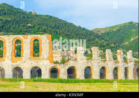 Gubbio, Umbrien, Italien. Römische Theater Ruinen bei Sonnenuntergang. Stockfoto